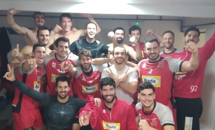 Los jugadores del Bada celebran un triunfo. Imagen: Bada Huesca.