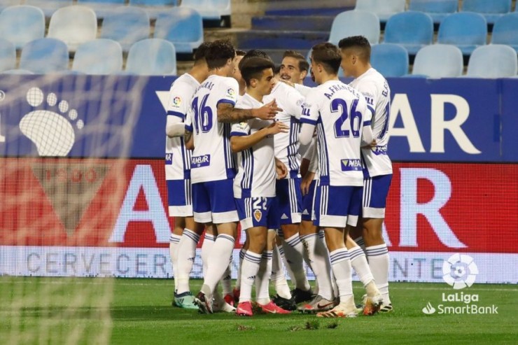 Los jugadores del Real Zaragoza celebran un gol