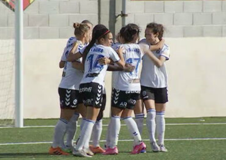 Las jugadoras del Zaragoza CFF celebran el gol de Machula