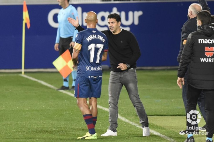 Míchel da instrucciones a Mikel Rico durante el pasado duelo ante el Sevilla. Foto: LaLiga