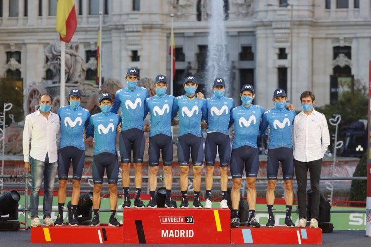 Jorge Arcas, cuarto por la izquierda, en el podio de Madrid con el Movistar Team.