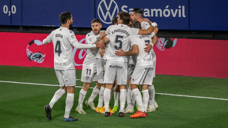 Los jugadores de la SD Huesca celebran el gol anotado en El Sadar la pasada jornada.