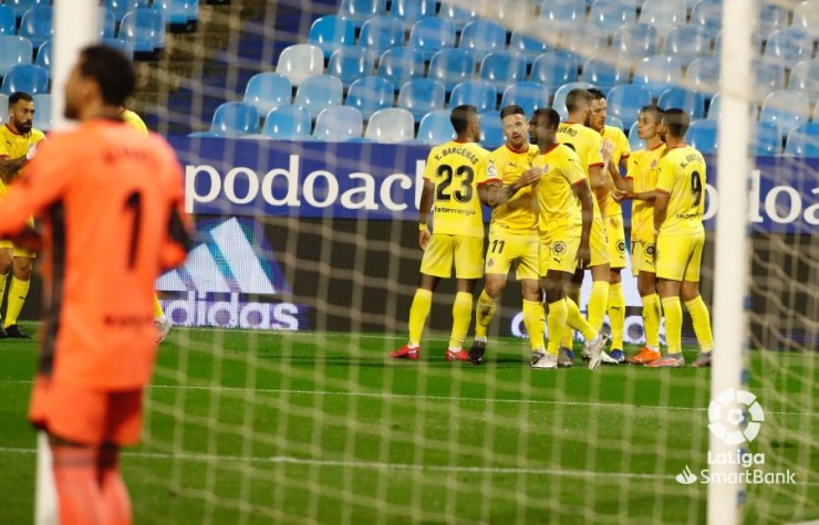 Los jugadores del Girona hechos una piña en el gol.
