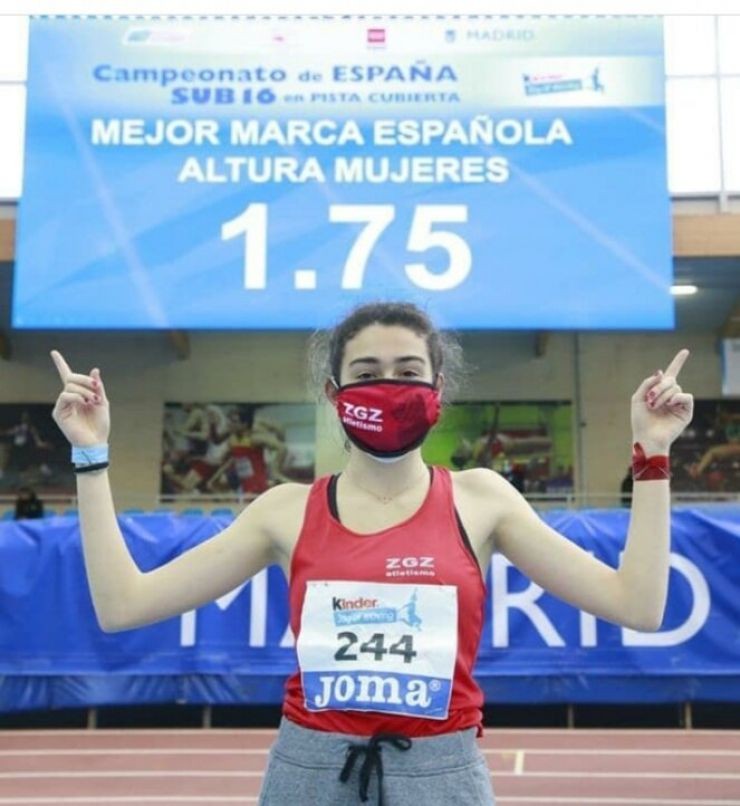 Gabriela Sanz, tras batir el récord nacional sub16 en salto de altura