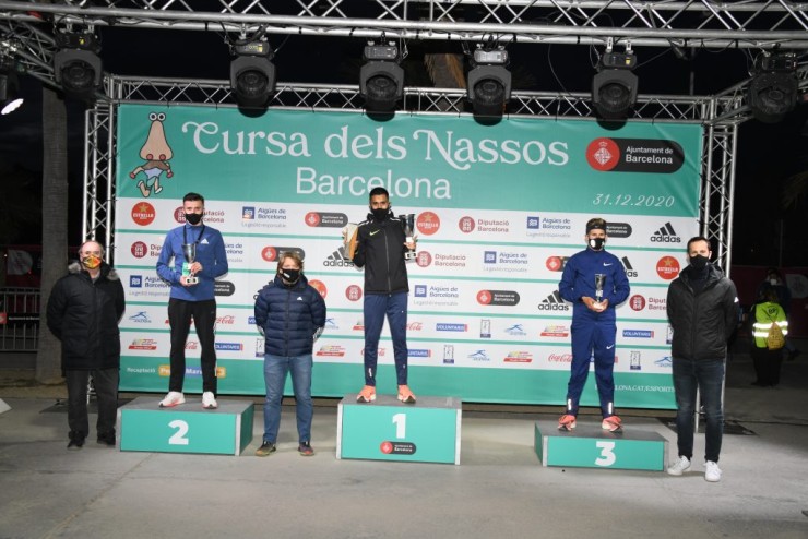 Carlos Mayo en el podio de la Cursa dels Nassos. Fuente: Corriendovoy.com