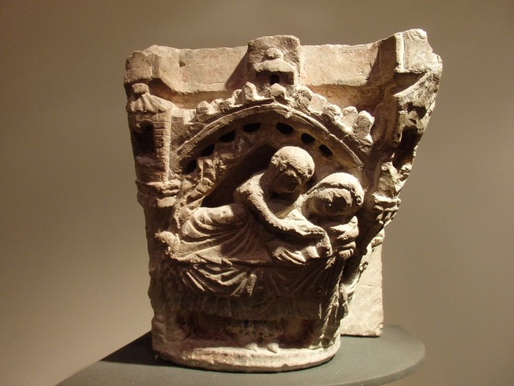Capitel románico, del siglo XII, realizado en piedra y expuesto en la Sala VII de Alma Mater Museum (F. Alma Mater Museum)
