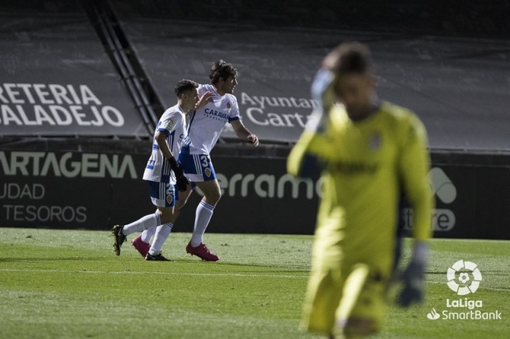 Azón celebra su gol junto a Bermejo (Imagen: LaLiga).