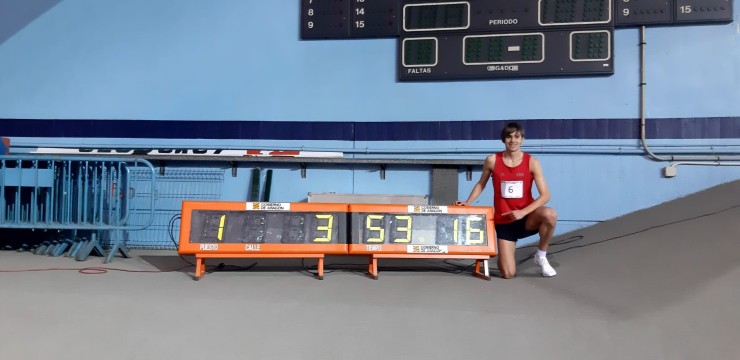 David Cartiel posa junto a su espectacular registro en los 1.500 metros logrado este sábado. Foto: Federación Aragonesa de Atletismo