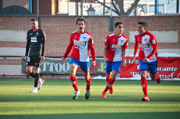 Juan Esnáider celebra uno de sus dos goles ante el Eibar. Imagen: Navalcarnero.