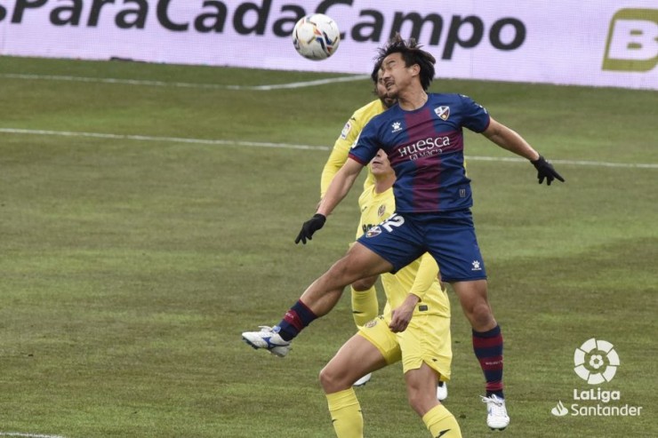 Okazaki disputa un balón en un encuentro de Liga