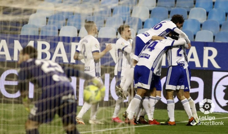 Los jugadores del Real Zaragoza celebran un gol ante la UD Logroñés. Imagen: LaLiga.