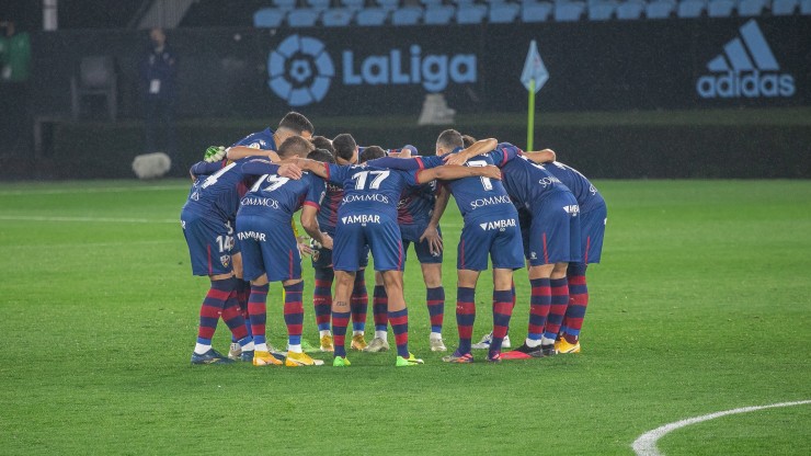 Los jugadores del SD Huesca hacen una piña. Imagen: LaLiga.