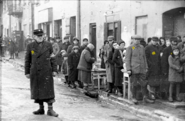 Foto tomada en un gueto de Polonia, donde las personas de religión judía eran obligadas a llevar cosida en su ropa una estrella de David amarilla (Archivo Federal Alemán)
