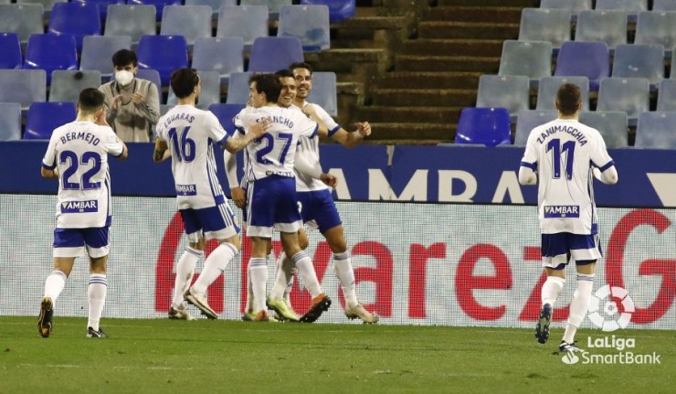 Los jugadores del Real Zaragoza celebran el gol de Juanjo Narváez. Foto: LaLiga