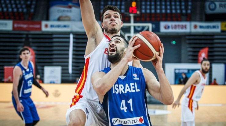 Barreiro en una acción defensiva ante Israel. FIBA