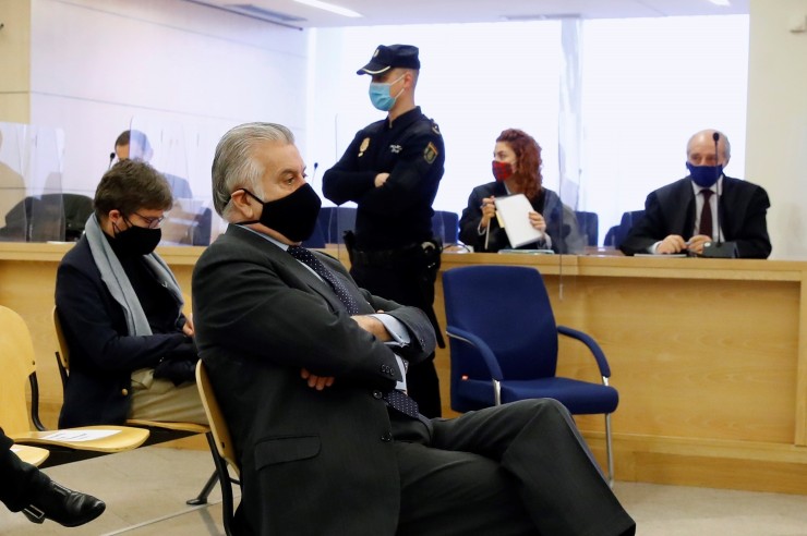 Luis Bárcenas sentado ante juez