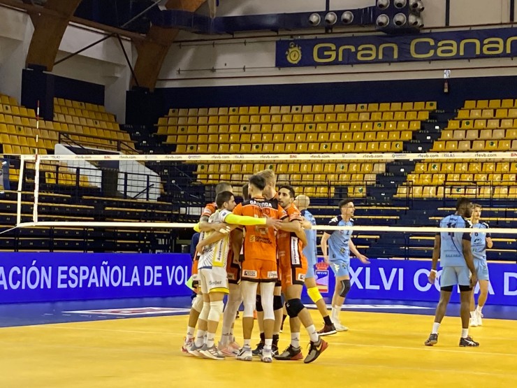 Los jugadores del CV Teruel celebran un punto durante el encuentro de este viernes