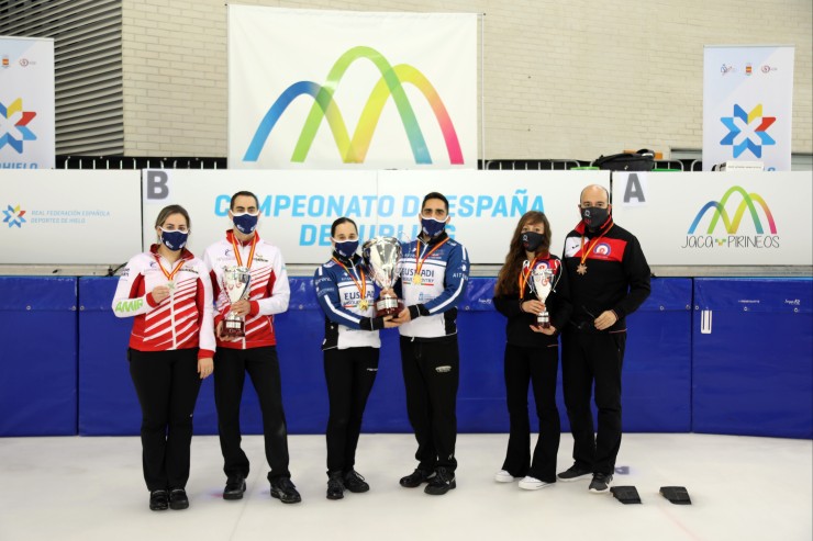 Carmen Pérez y Lucas Munuera (derecha), posan con la medalla de bronce del torneo. Foto: CH Jaca