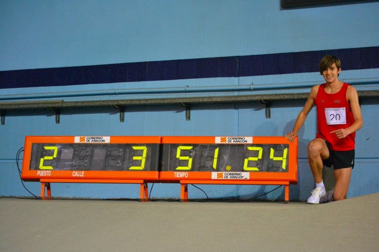 David Cartiel posa junto a su marca en el Palacio de los Deportes. Foto: Federación Aragonesa de Atletismo