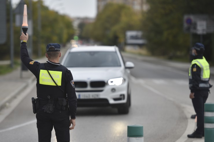 Agentes de la Policía de Huesca realiza controles en las entradas y salidas a la ciudad.