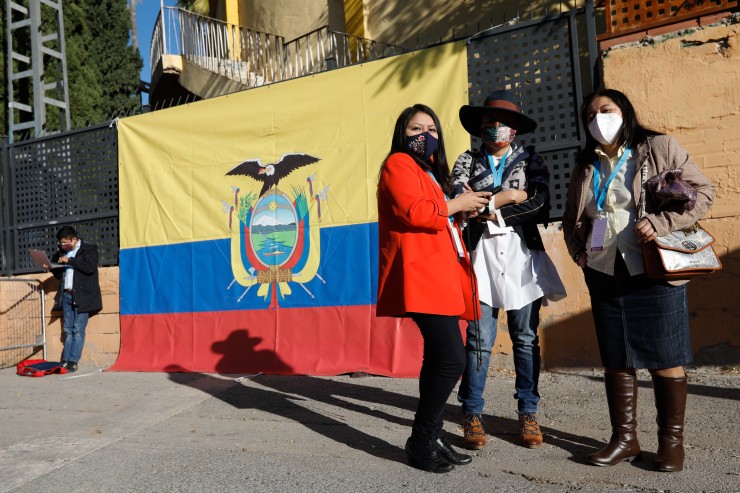 Mujeres posando bandera Ecuador