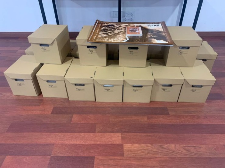 Imagen de las cajas que contienen los ejemplares donados