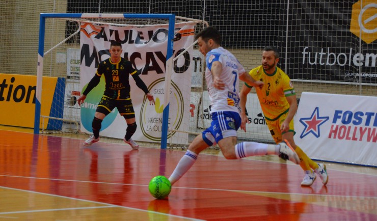 Javi Alonso, en su gol frente al Jaén. Imagen: Pedro Luis Serrano
