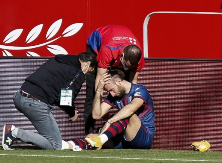 Gastón Silva, atendido en la banda tras la lesión. Imagen: LaLiga.