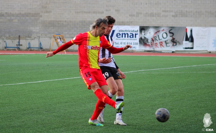 Lolo Garrido despeja el balón en un lance del encuentro. Foto: SD Huesca