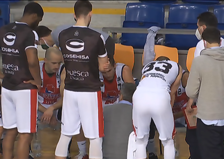 Óscar Lata da instrucciones a sus jugadores durante el duelo en Palma.