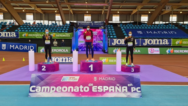 Salma Paralluelo (derecha), posa con la medalla de bronce en el podio. Foto: RFEA