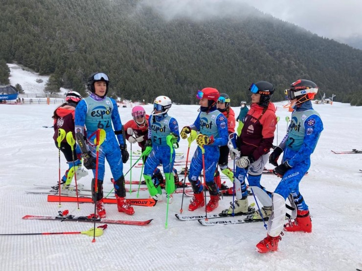 Esquiadores participiantes en el trofeo celebrado en Espot. Imagen: FADI.