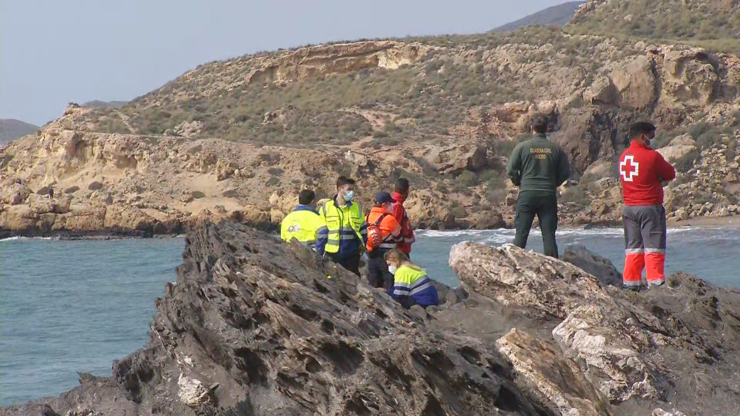 Salvamento Marítimo y Cruz Roja siguen buscando a los desaparecidos