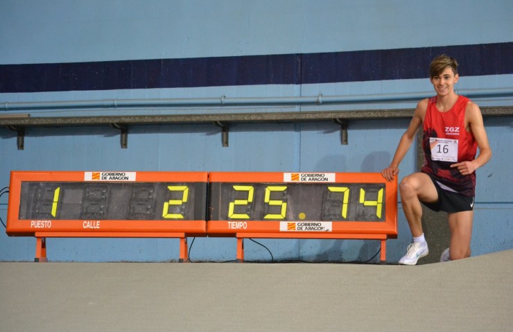 David Cartiel posa junto a su récord de España de 1.000 metros. Foto: Federación Aragonesa Atletismo