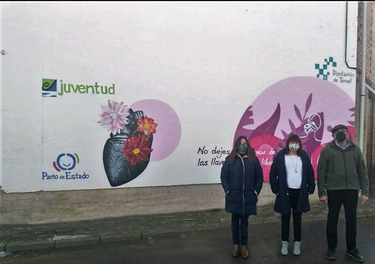 La diputada Traver, frente al mural pintado en Villarquemado, junto al alcalde Federico Serrano y la teniente de alcalde y diputada provincial Ana Cristina Lahoz.
