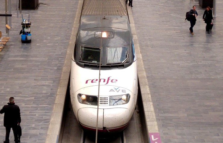 Un tren AVE realizando parada en la estación Delicias de Zaragoza