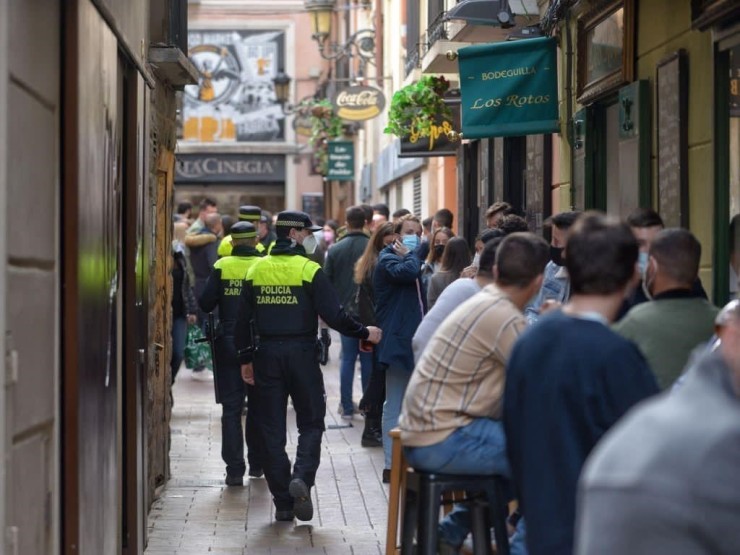 Controles policiales en una céntrica calle de Zaragoza.