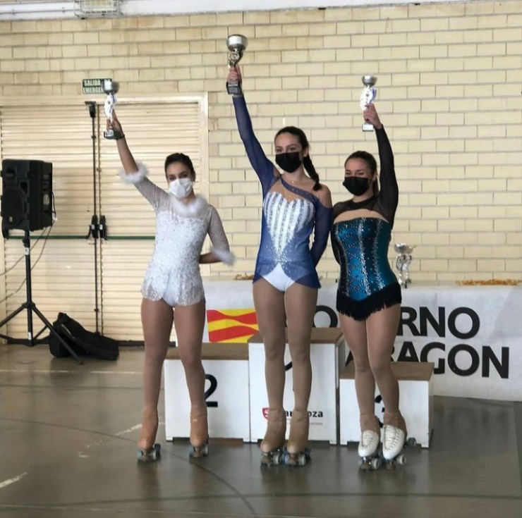 Clasificación de la categoría Juvenil Femenino: 1ª Claudia Tejero, 2ª Sara Liarte y 3ª Carlota Sebastián. Imagen: Club Patín La Sabina.