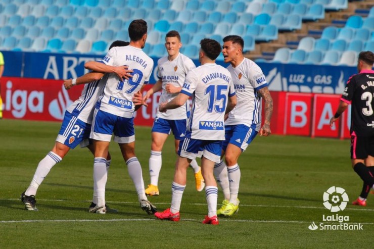 Los jugadores del Real Zaragoza celebran el gol de la victoria ante el Tenerife. Imagen: LaLiga.
