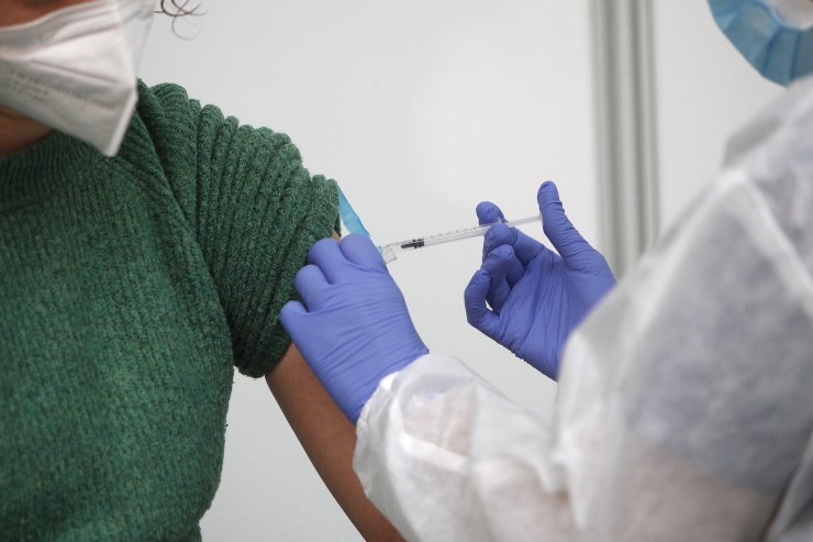 Una sanitaria administra una vacuna contra el COVID-19