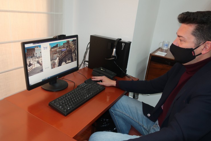 El concejal de Turismo del Ayuntamiento de Teruel, Javier Domingo, frente a la nueva página web