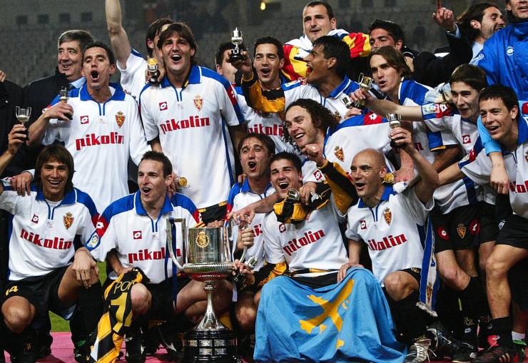 Los jugadores del Real Zaragoza celebran el título de Copa del Rey de 2004