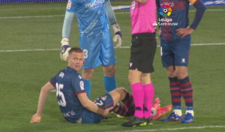 Vavro, tras caer lesionado ante Osasuna. Imagen: Aragón Deporte.