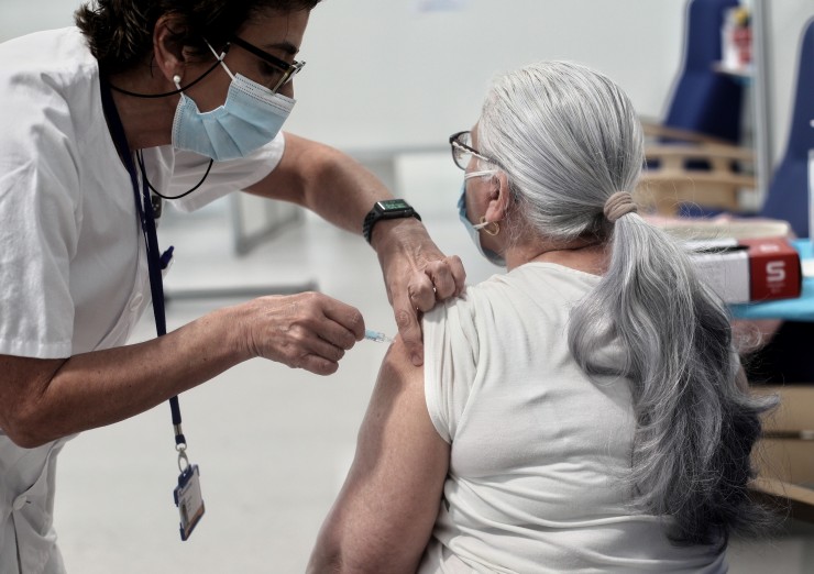 Una mujer es inyectada con la vacuna de AstraZeneca contra la COVID-19.
