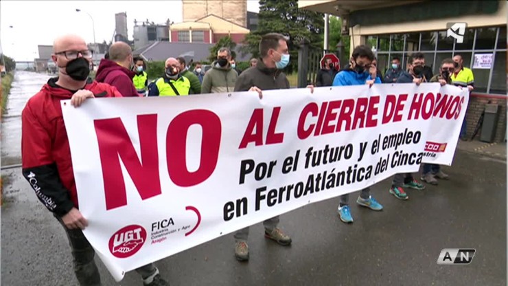 Trabajadores de la empresa de FerroAtlántica durante una de las protestas.