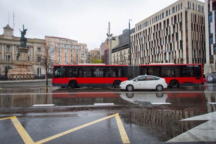 Un autobus y un taxi circulan por el centro de Zaragoza.
