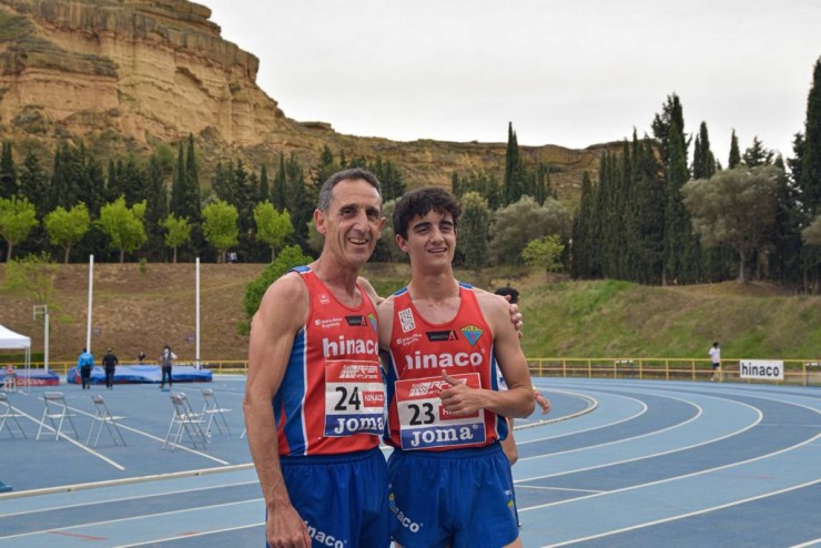 Carlos Oriach, a la izquierda, tras finalizar la carrera junto a su hijo Pol. Foto: Phondy García
