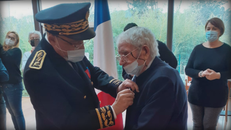 Francisco Larroy recibiendo la Legión de Honor francesa.