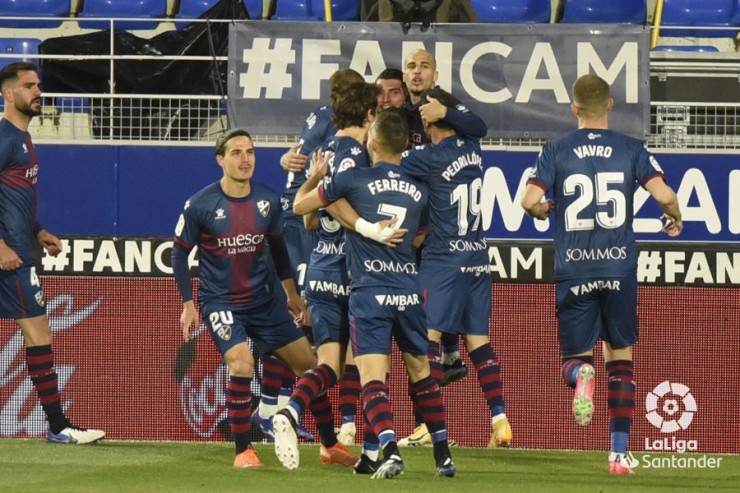Los jugadores de la SD Huesca celebran el primer tanto del encuentro de este viernes