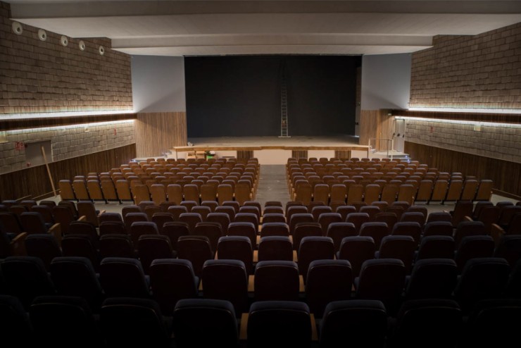 El interior del renovado cine Salón Blanco, en la Almunia de Doña Godina (Zaragoza)
